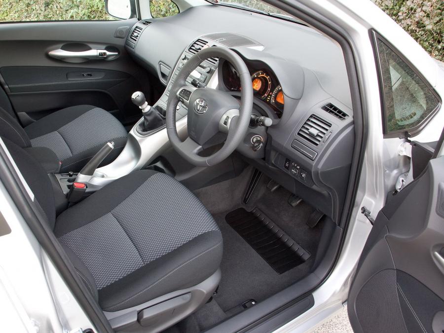  Toyota Auris 5-Door 2010 года  (UK) (фото 4 из 59)